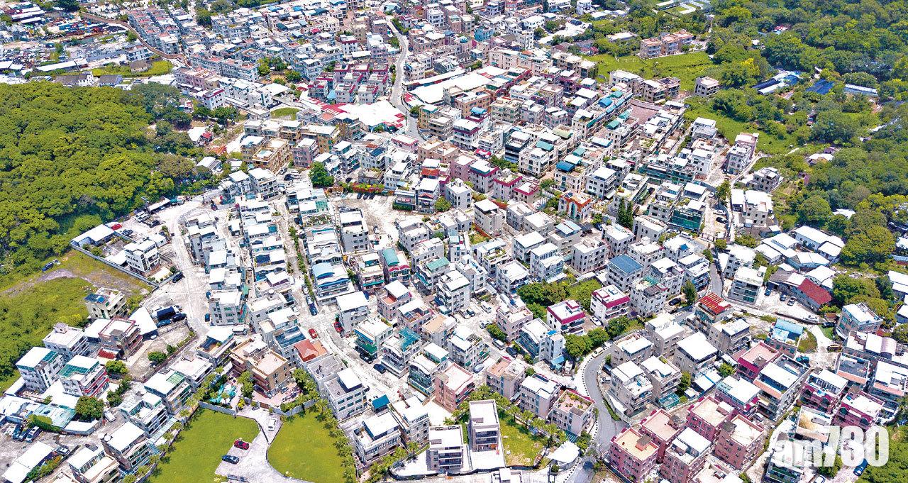 近九成丁屋以私人土地興建。