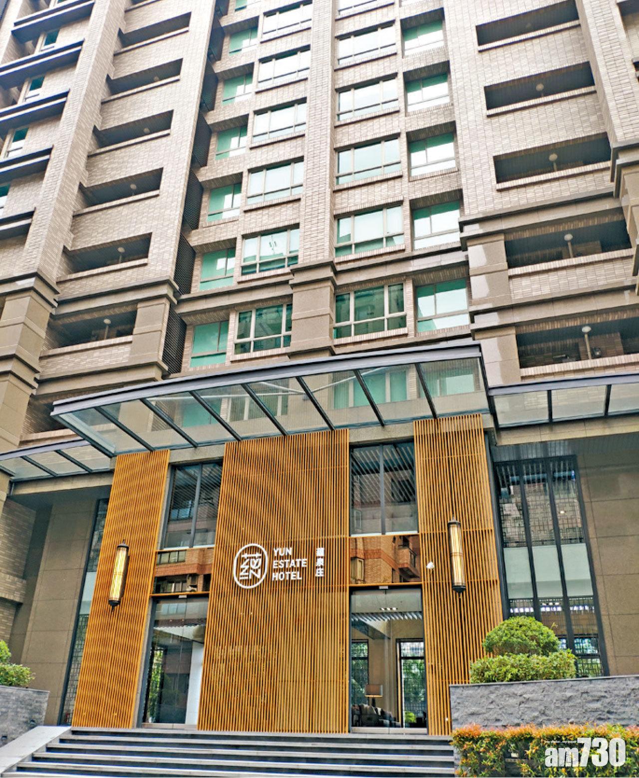 酒店門面設計簡潔低調。