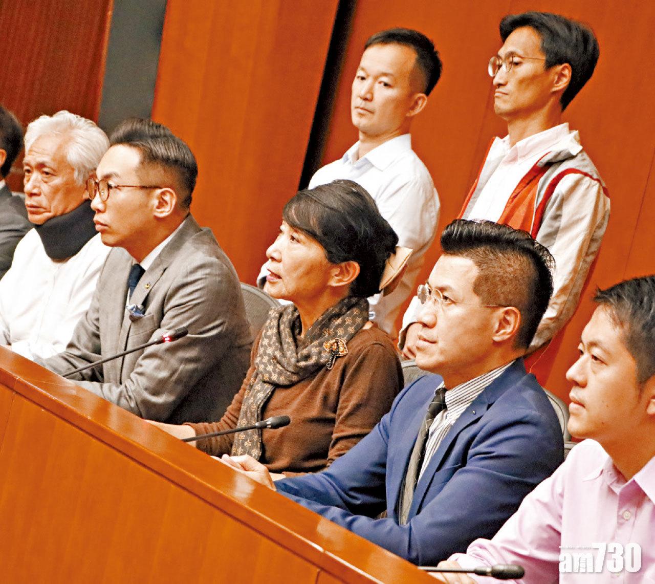 22名民主派議員昨發表聯合聲明。(鍾式明攝)