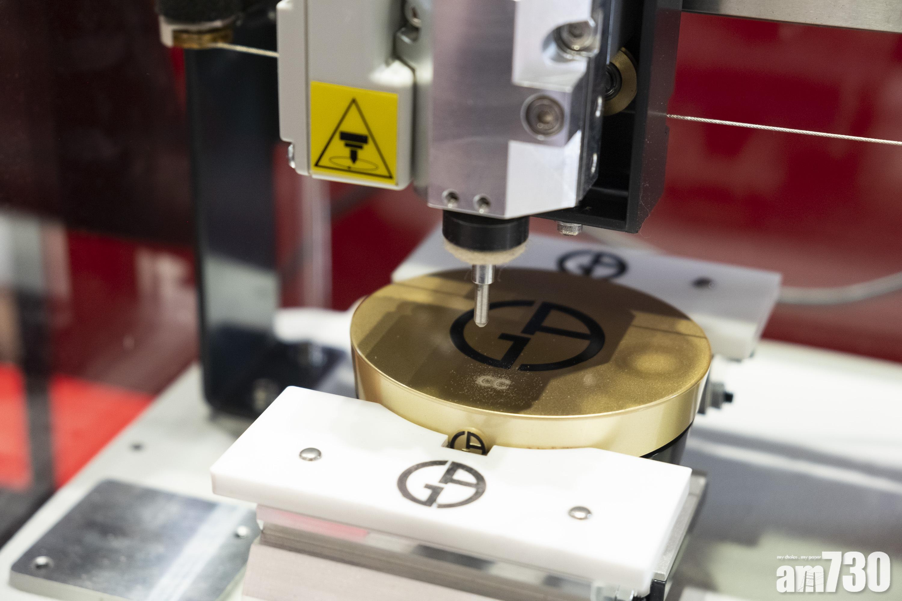 在會場購買任何持久零瑕粉底霜、氣墊精華粉底或絲絨啞亮唇釉,更可獲刻名服務。