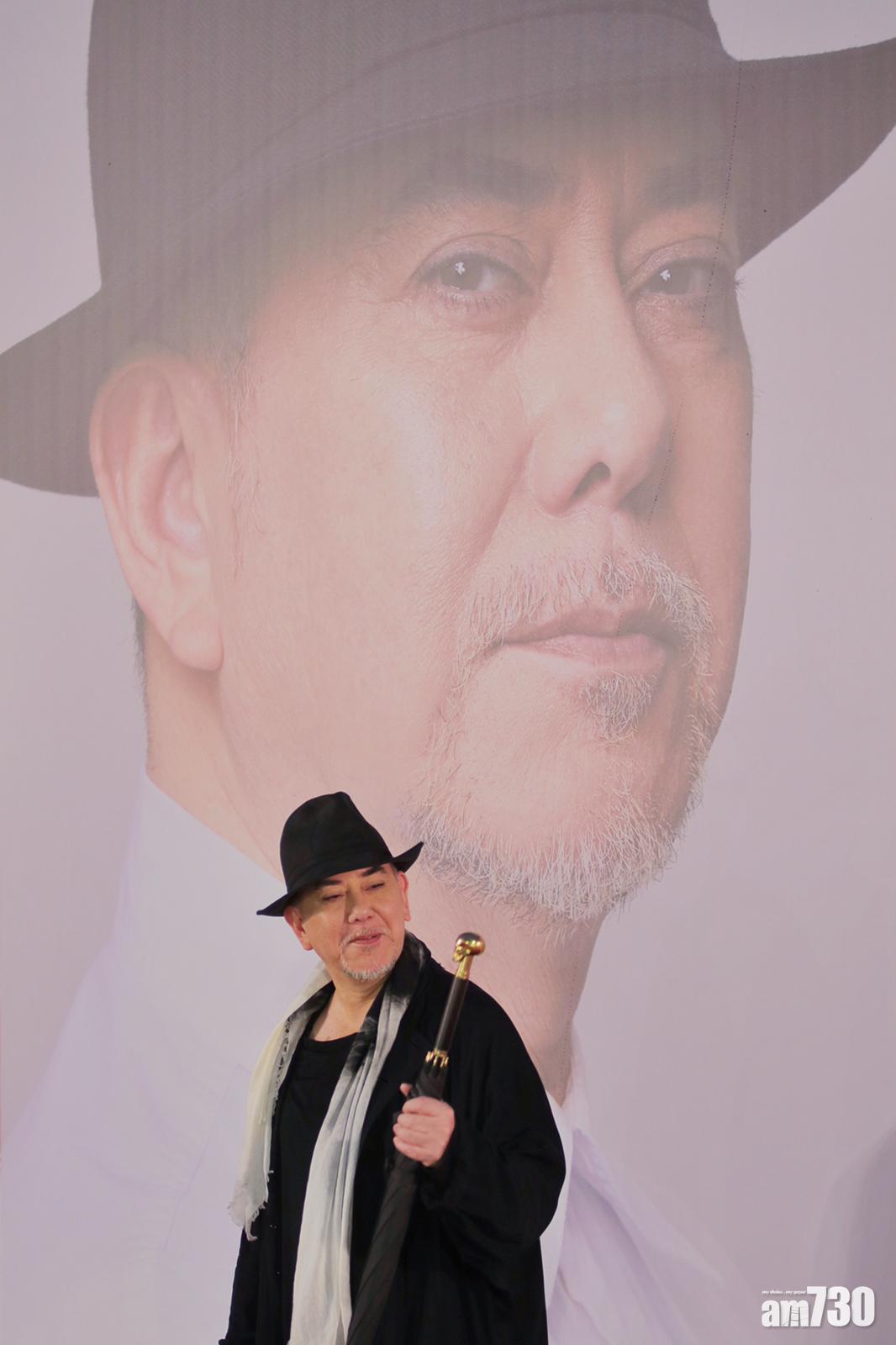 撞正今日下雨,秋生手上的長傘成為焦點。