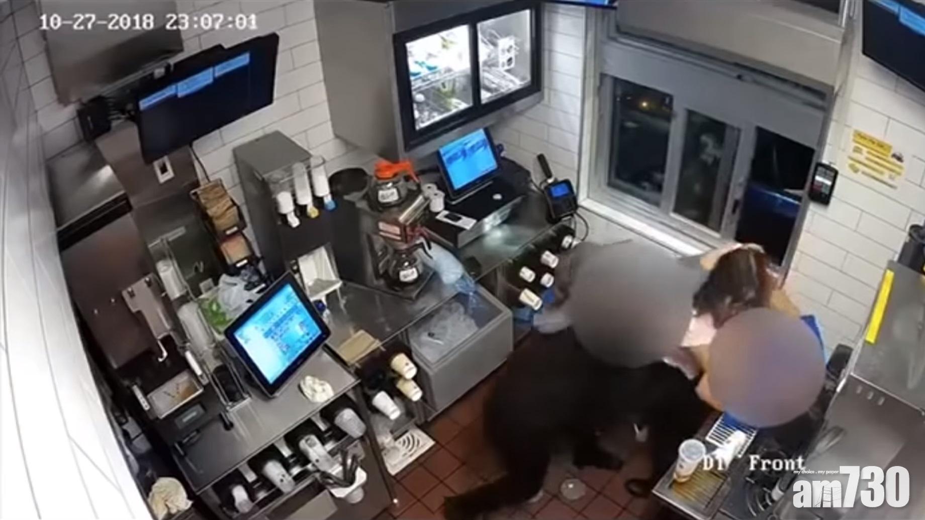 另一名職員嘗試分開兩人。(互聯網)