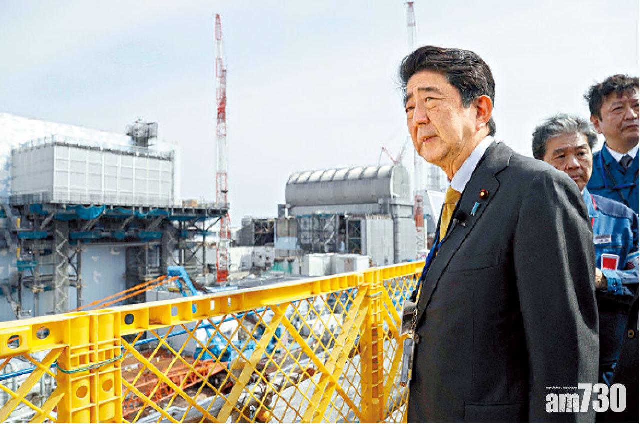 日本首相安倍晉三周日到福島核電廠視察。(美聯社)