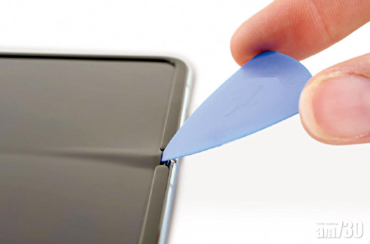 機身中間的鉸鏈並無塑膠邊框保護。