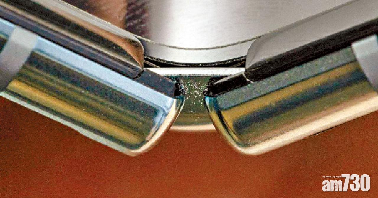 塑膠屏幕在摺疊時,會輕微脫離機身。