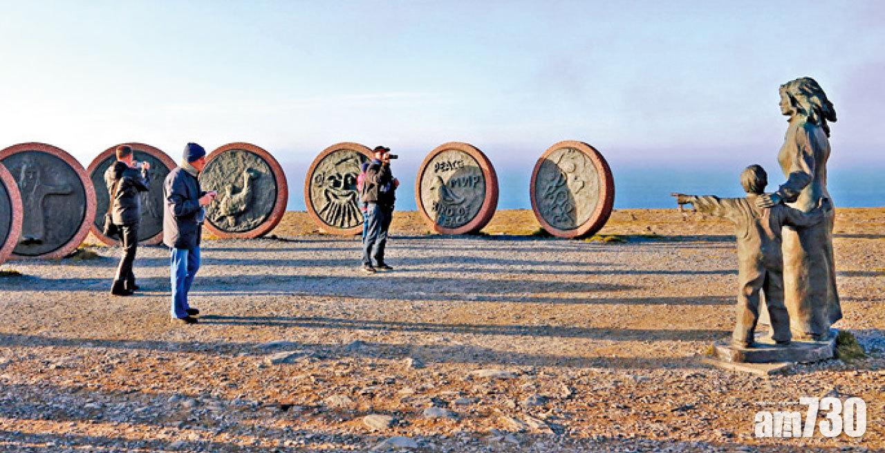 「孩子的誕生」雕塑和地球兒童紀念碑。