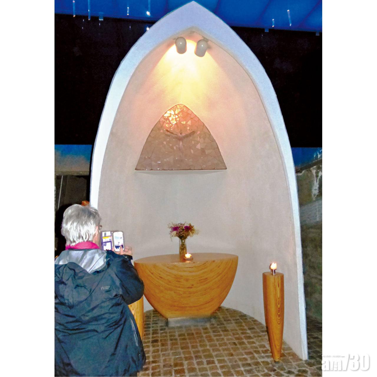 小教堂設計十分簡約。