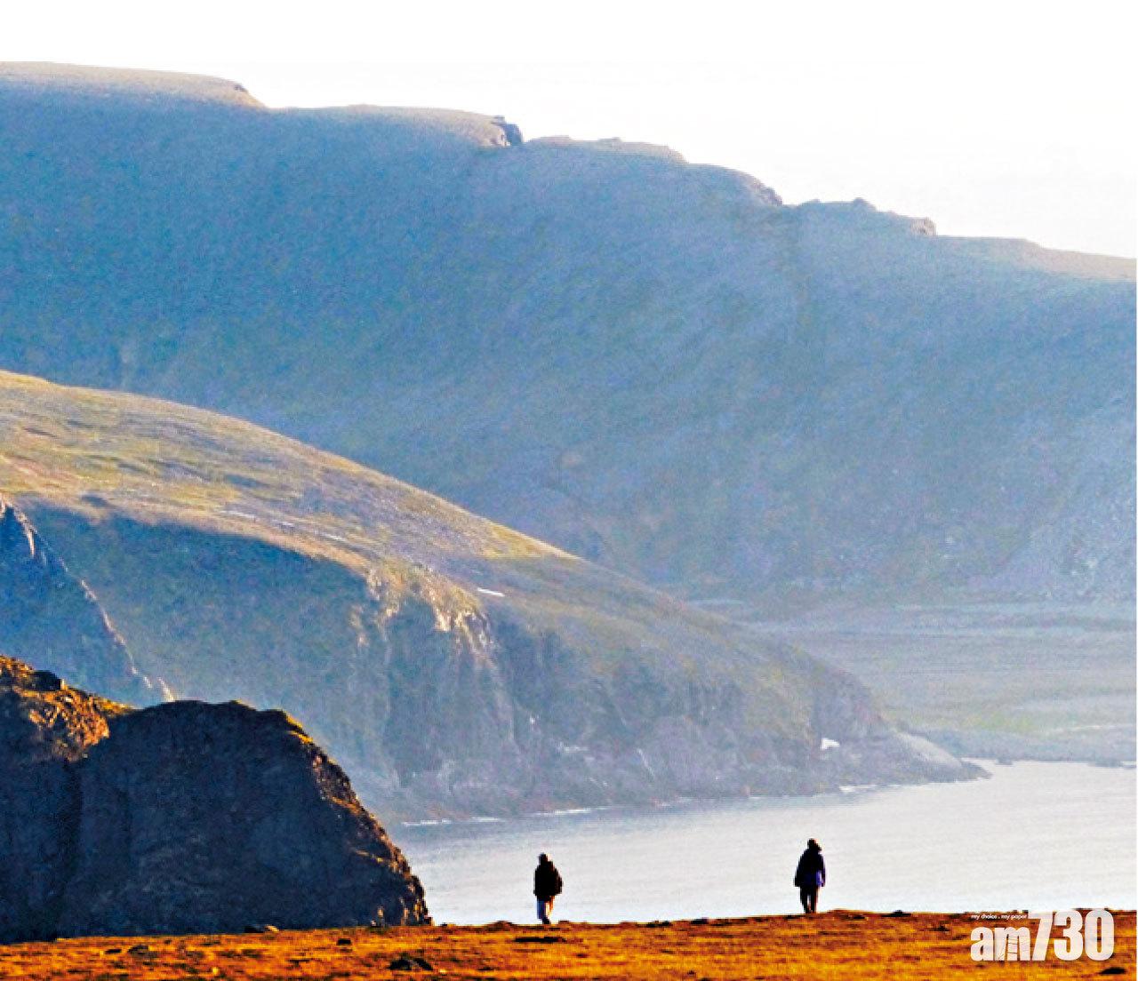 在北角大廳外,有壯麗的海岸風光。