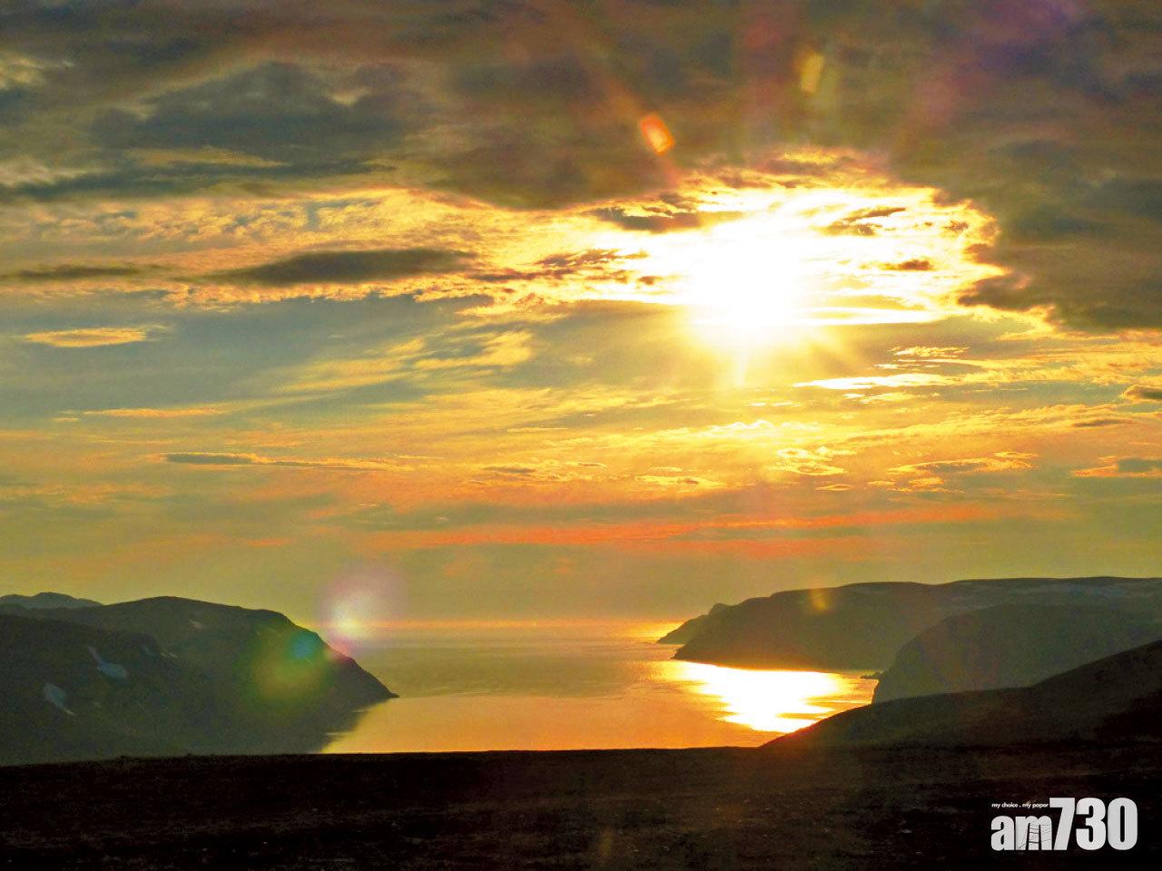 晚上10時,太陽的位置仍然很高。