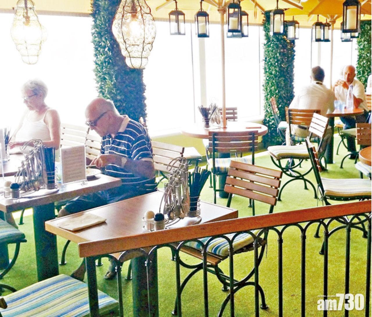 自助餐廳環境有地中海風情。