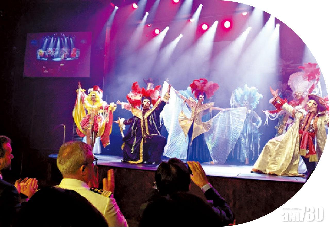 意大利大型歌舞演出,氣氛熱鬧。
