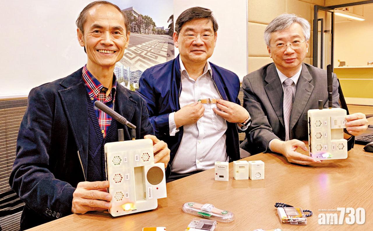馮通(右)指隨身攜帶的空氣監察系統,可彌補空氣質素監測站涵蓋範圍不足。(王詠瑤攝)