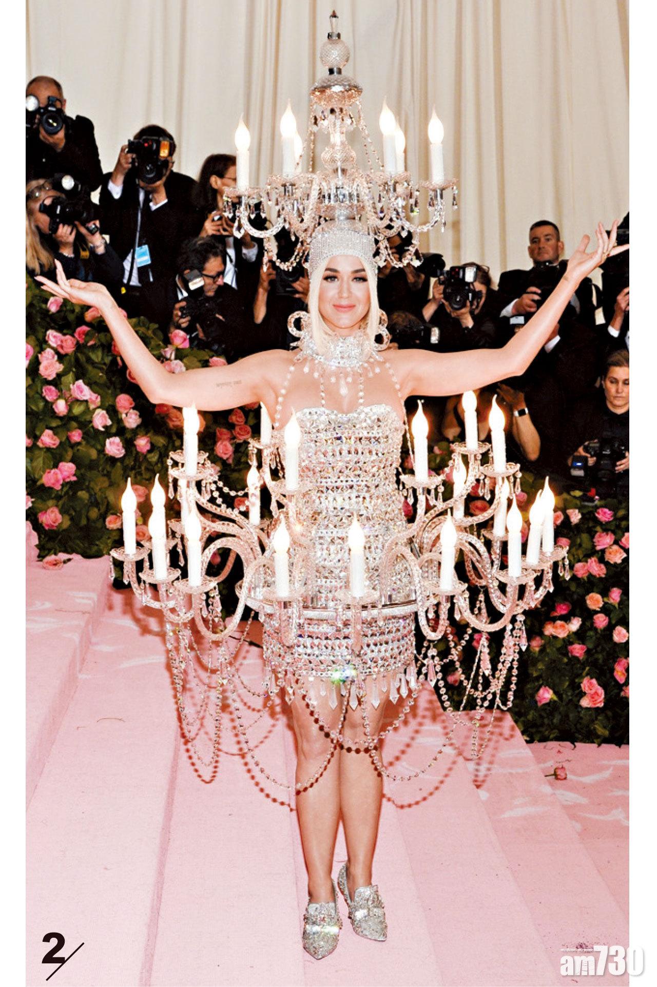 2. Katy Perry將自己打扮成一盞人肉水晶吊燈, 360度環狀插滿蠟燭,叫人目不暇給。