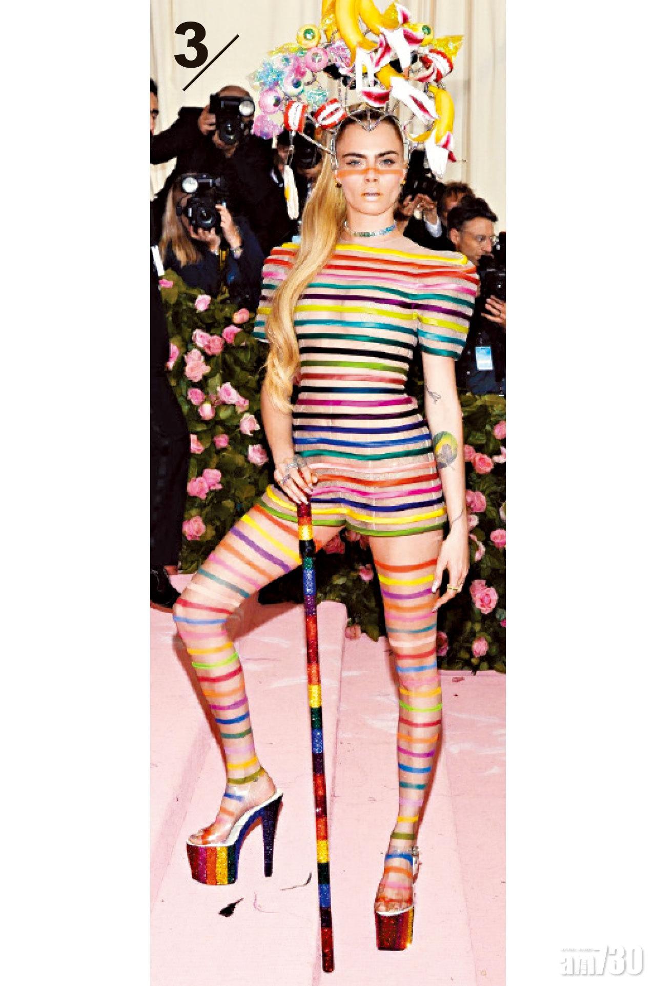 3. 超模Cara Delevingne一身彩虹線條打扮,頭頂搞鬼帽飾,爭奇鬥豔。