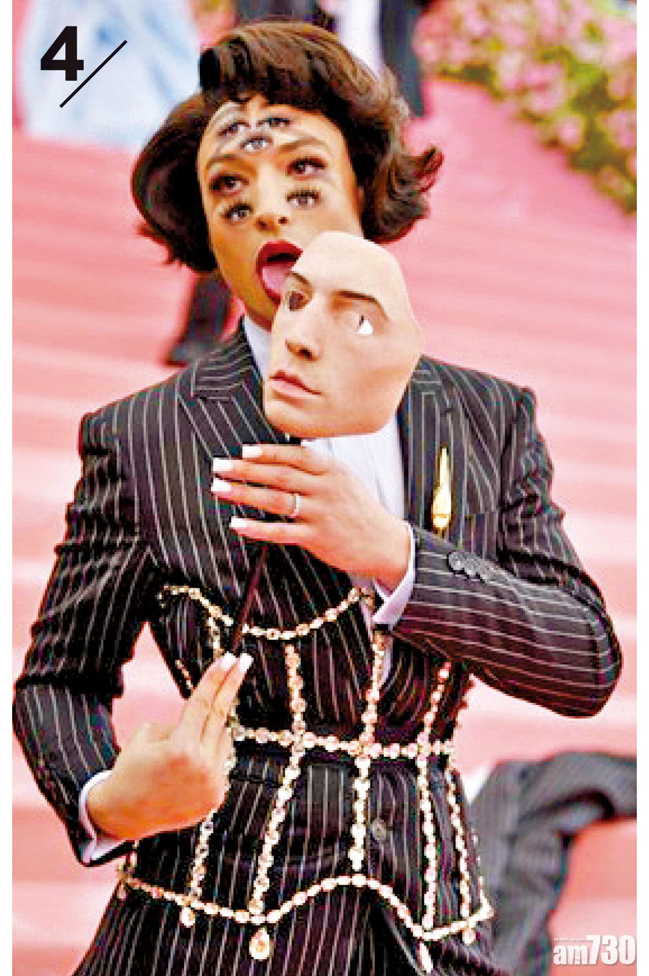 4. 「閃電俠」Ezra Miller穿著Burberry打造的西裝,最令人驚豔的是他的妝容臉貼滿7隻眼睛,配上烈焰紅唇,怪誕又妖媚。