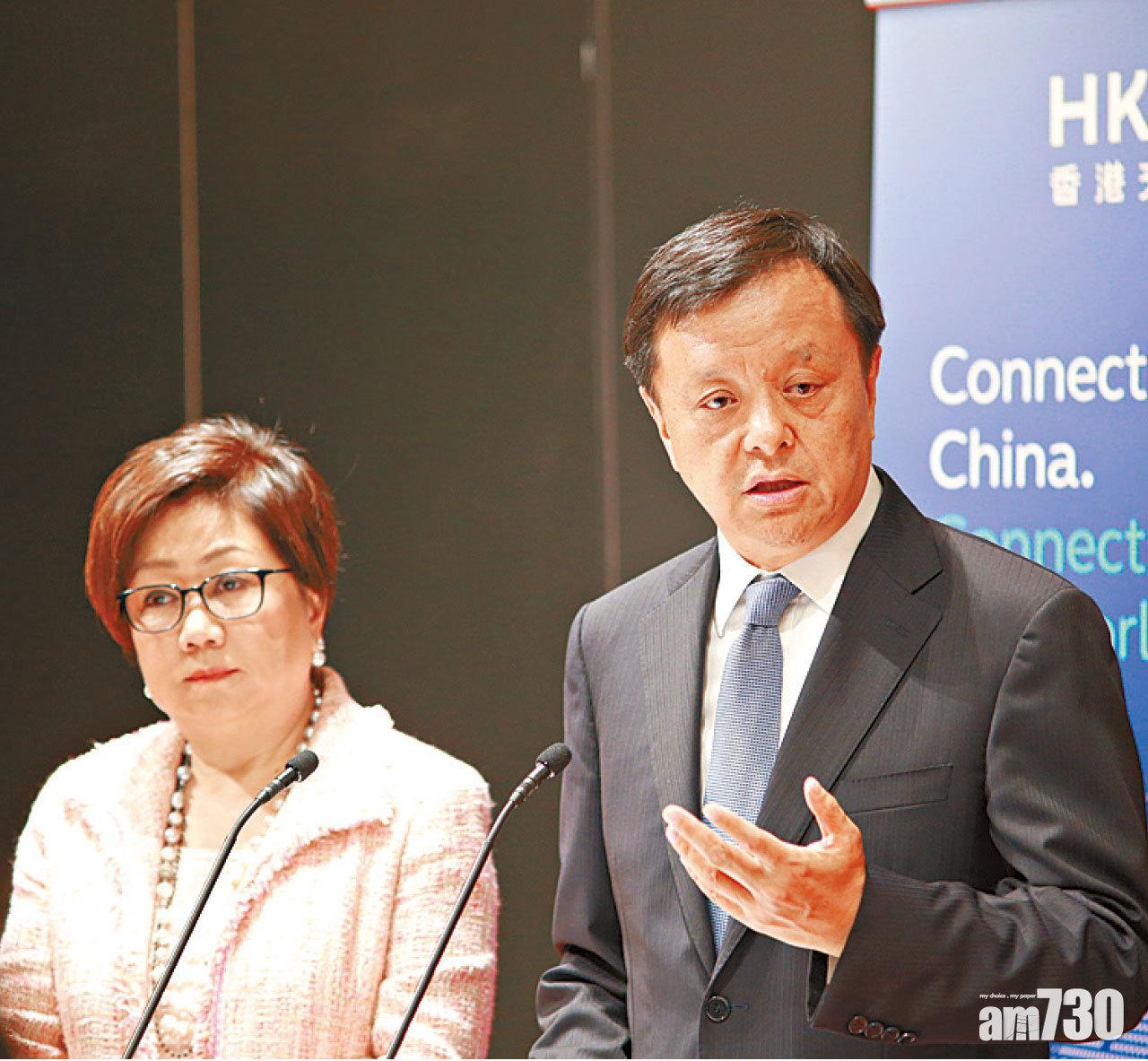 港交所昨跌1.6%;圖左起為主席史美倫及行政總裁李小加。(資料圖片)