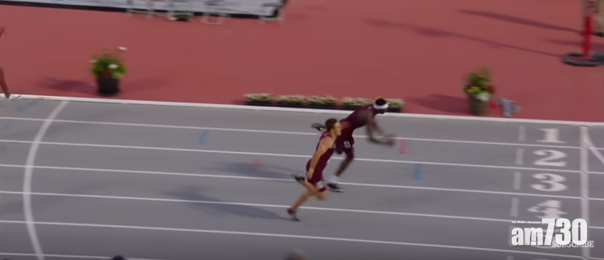 距離終點還有兩個身位時,Tucker與隔離線選手叮噹馬頭。(互聯網)