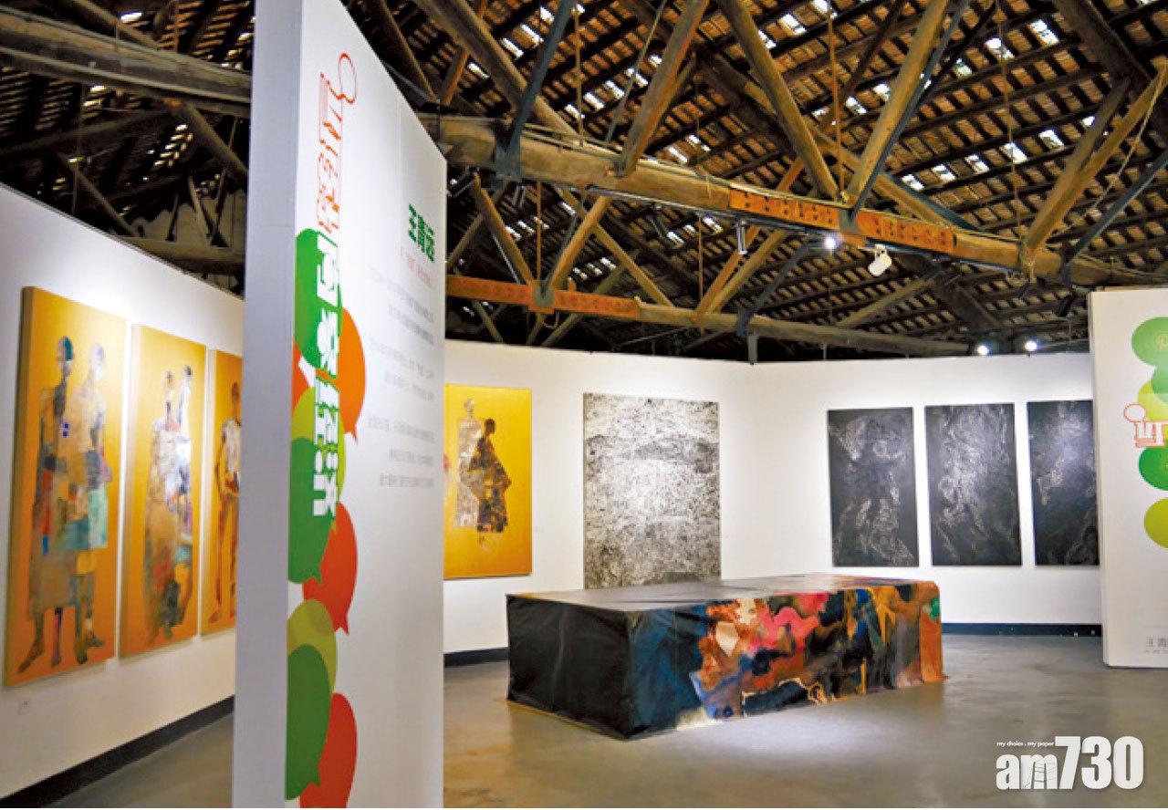 看展覽時也不忘欣賞一下舊廠房的內部建築,相當有趣味。