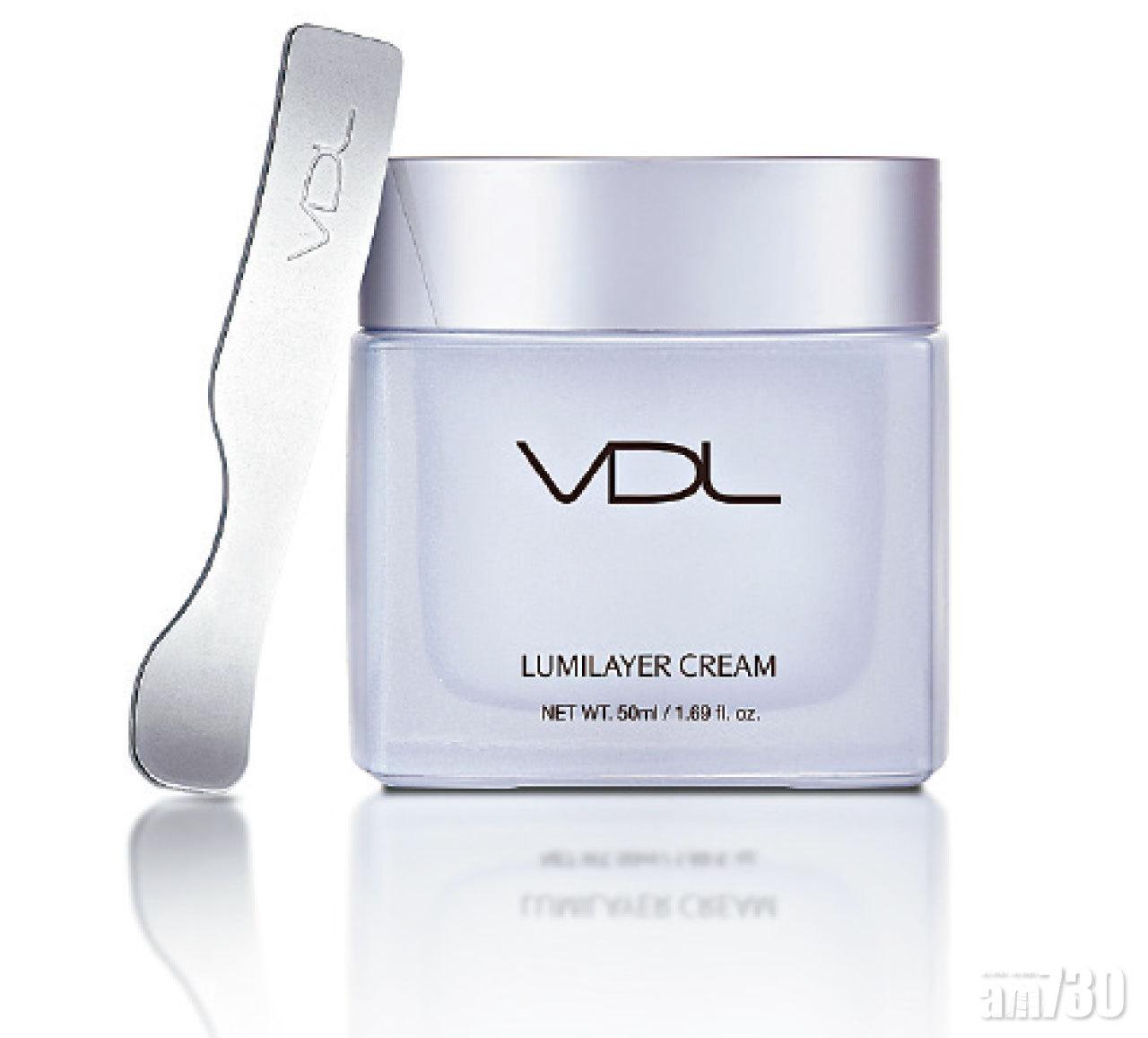 VDL Lumilayer Cream貝殼提亮面霜 $250/50ml (c)
有助即時提亮膚色和補充水分,提供滋養丶補水丶鎮靜丶抗皺和美白五大效,長期使用有助提升膚質,並幫助預防肌膚老化。