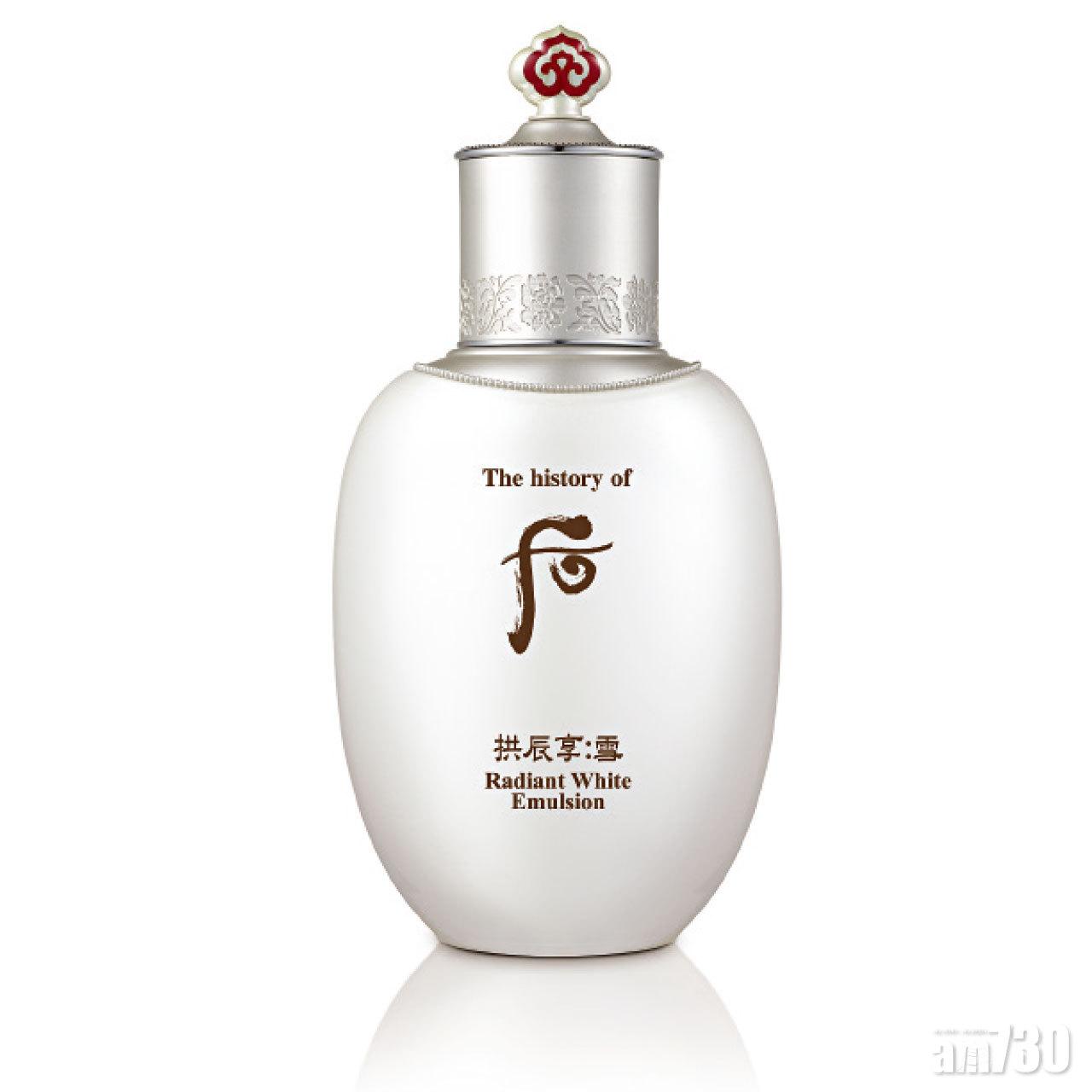 拱辰享雪透亮淨白乳液 $490/110ml (b)
添加珍珠山參成分,增強美白效能,配合七香八白散及野甘菊萃成分,同時令肌膚水潤及富有光澤,提升皮膚透明感。