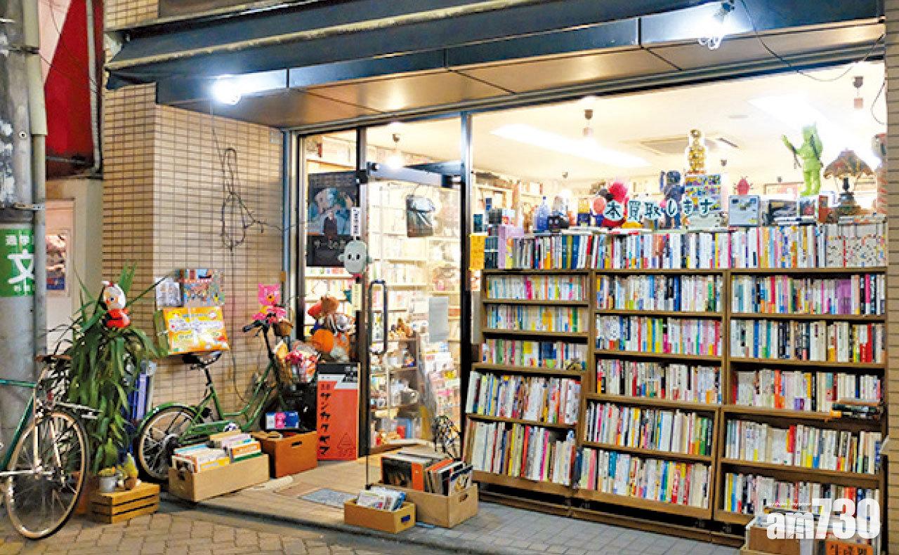 書店就是要亂中有序才有魅力,就像某年筆者在東京都高円寺誤打誤撞的古書小店。攝於高円寺「純情商店街」內的古書サンカクヤマ(古書三角山)