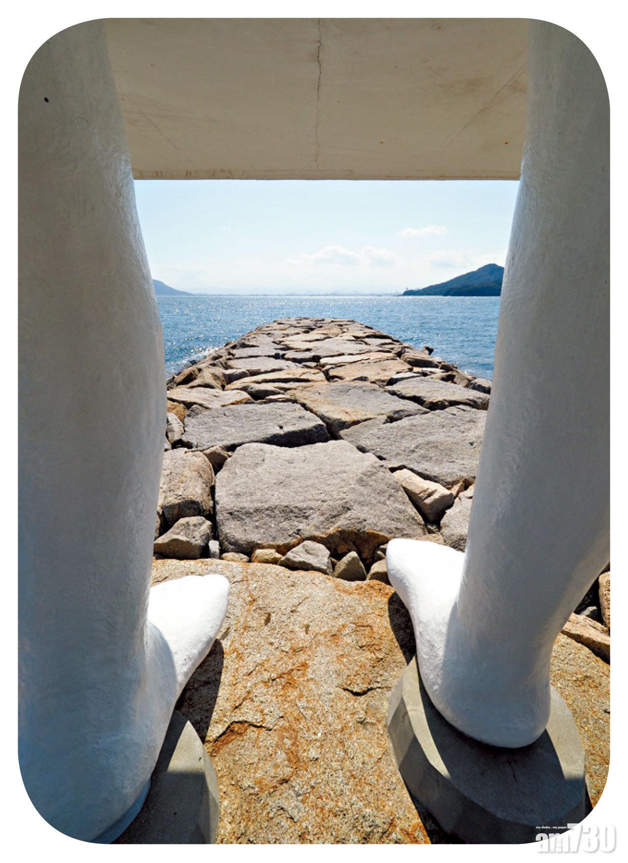 美腿似要奔往無邊大海,從腳下窺看的風景,相當有趣。