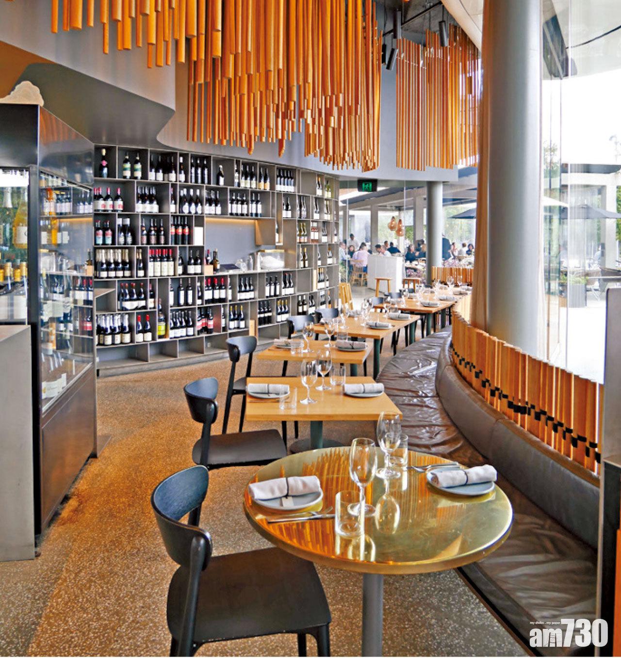 Curris不但裝潢美觀,更有大玻璃窗引入達令港美景。