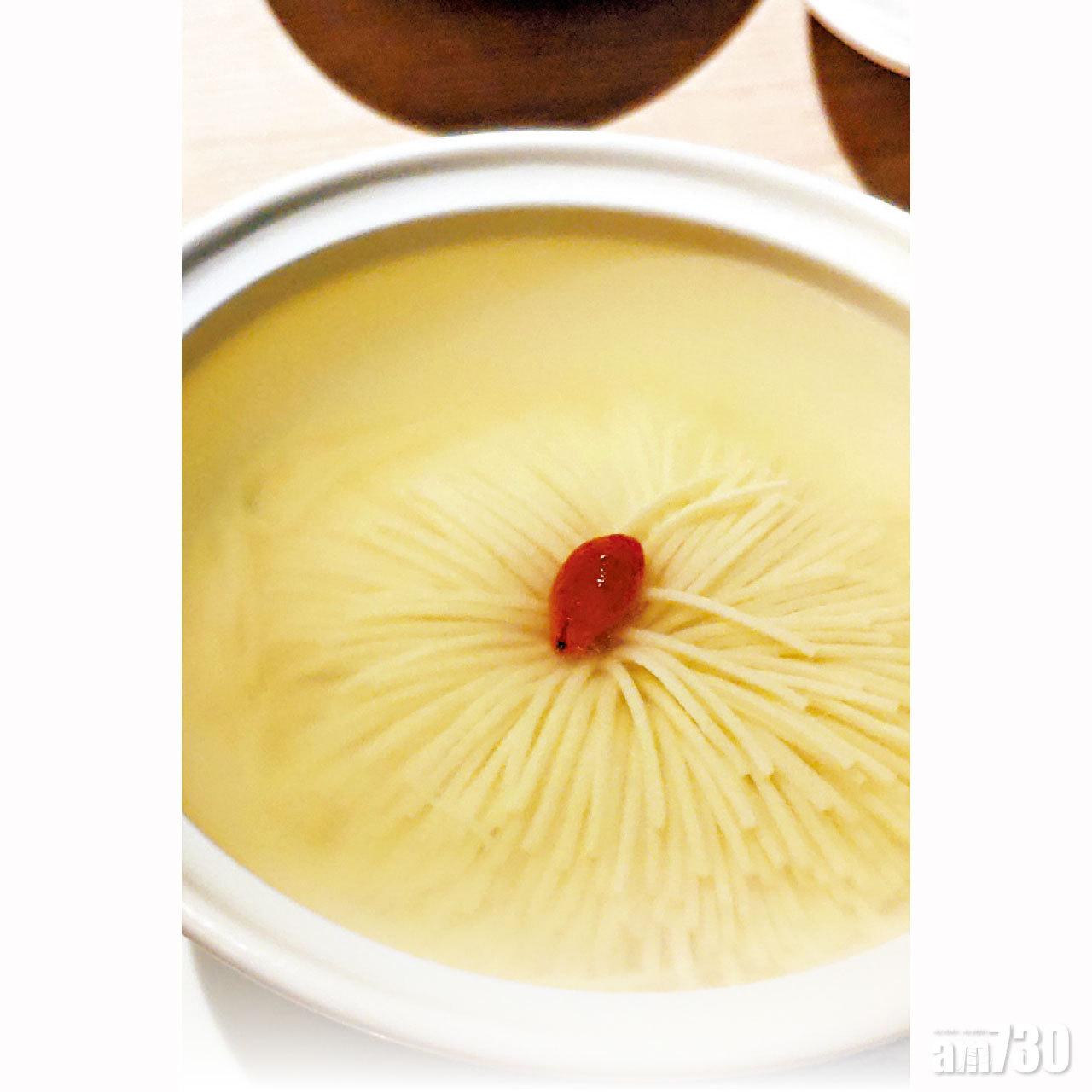 精緻的豆腐羹盡見大廚的精湛刀功。