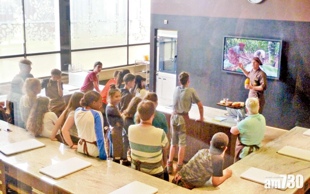 參加課堂,一起投入朱古力製作。