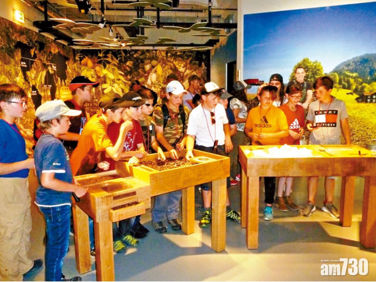 展品任由觀眾觸摸,歡樂互動。