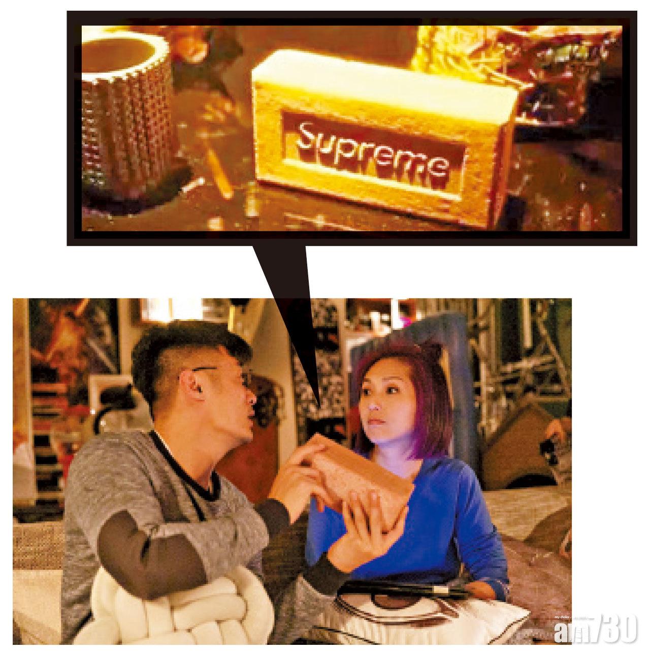 香港潮界代表余文樂,亦曾於電影中幽了Supreme磚頭一默(《春嬌救志明》電影劇照)。