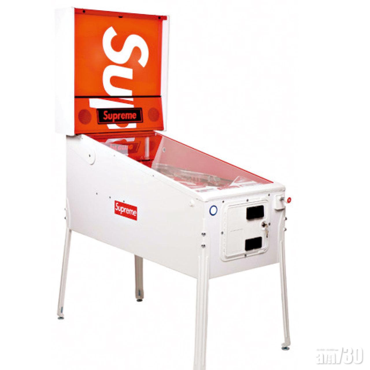截稿前「The Supreme Vault: 1998-2018」拍賣會還未正式結標,但最「鬼罕」的Stern Pinball聯名彈珠機,叫價已經去到港幣40萬元,而它當日的發售價是港幣1萬元左右。(Photo from Sotheby’s)
