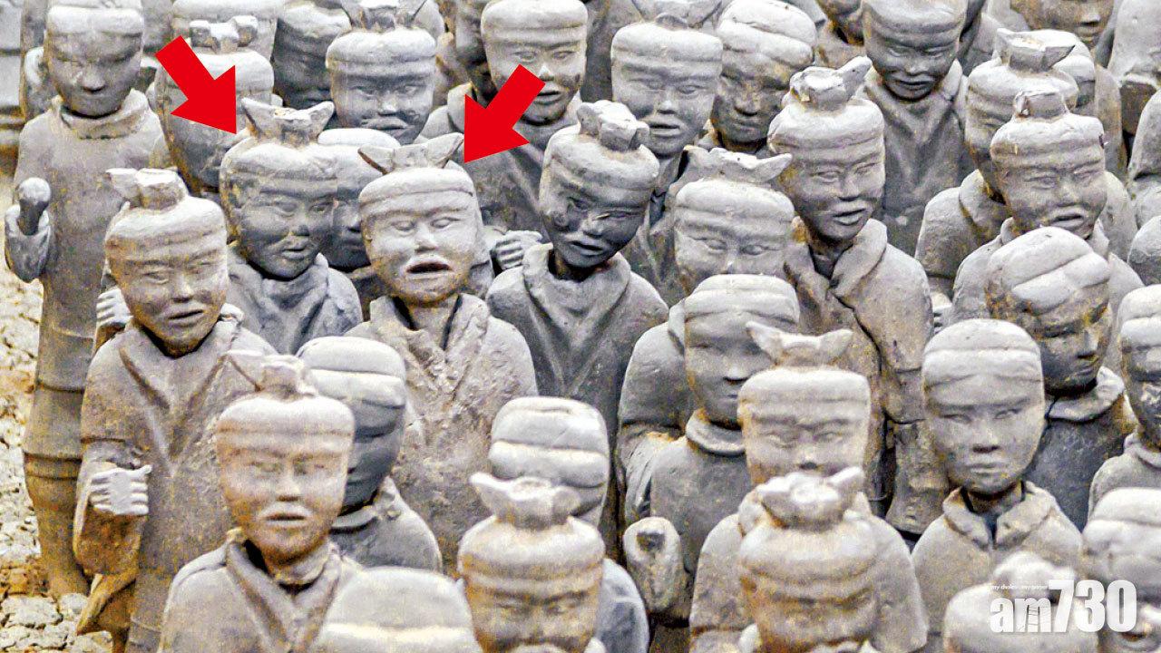 這就是「O咀」新兵,旁邊的同僚正在安慰他,甚有戲劇效果。