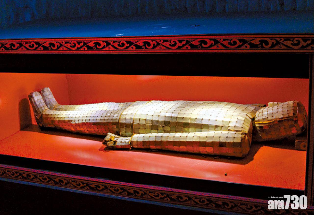 雖然曾被盜墓,幸好部分地方並未發掘,這套金縷玉衣(仿製品)才得保留。