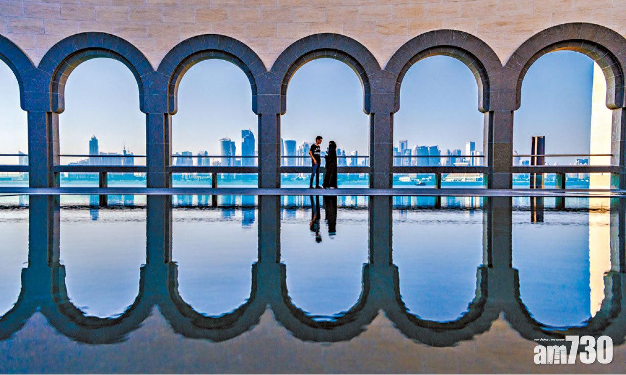 透過這些傳統伊斯蘭拱形門設計能看到卡塔爾最現代建築物。