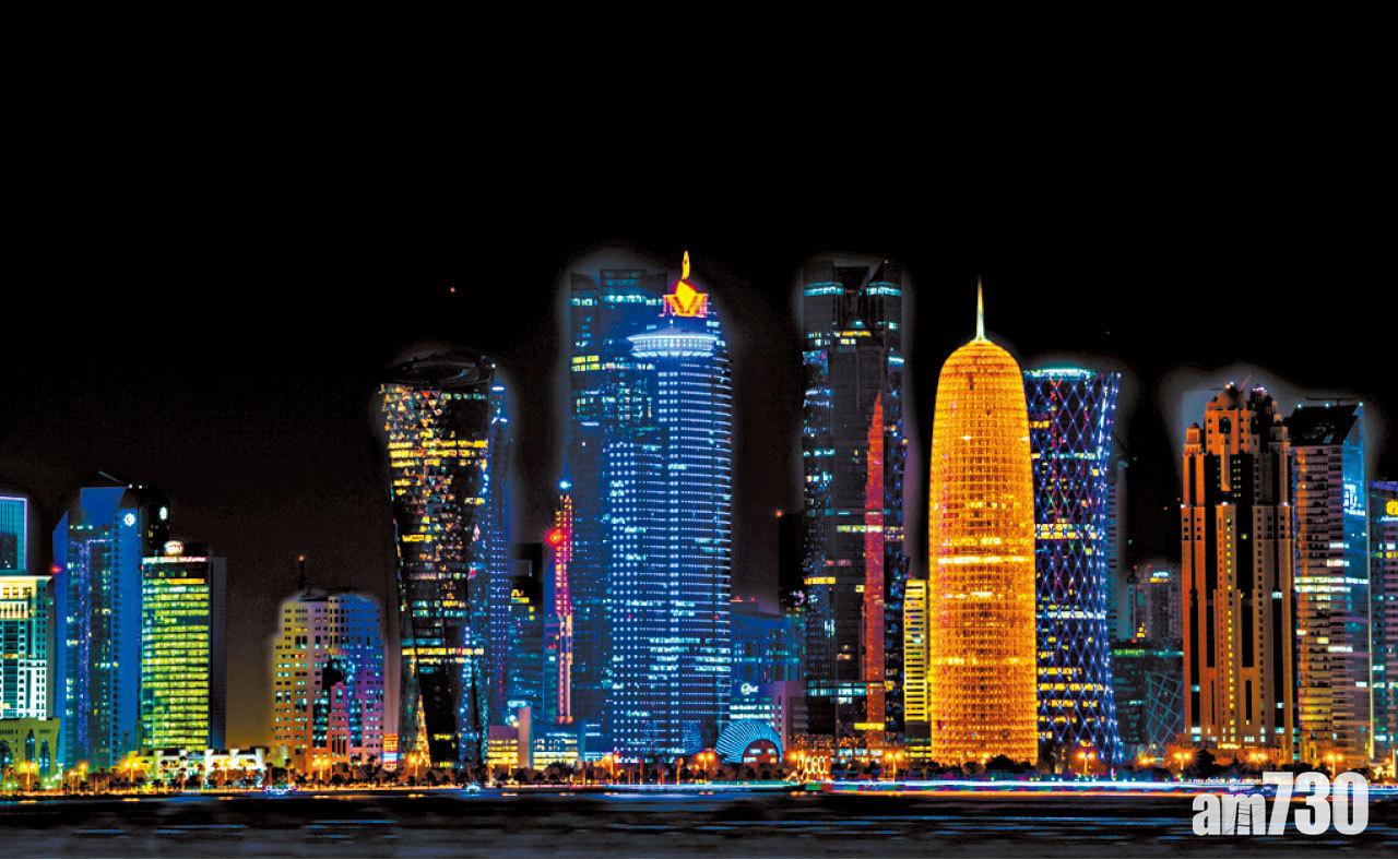 博物館對岸就是商業區繁華夜景。