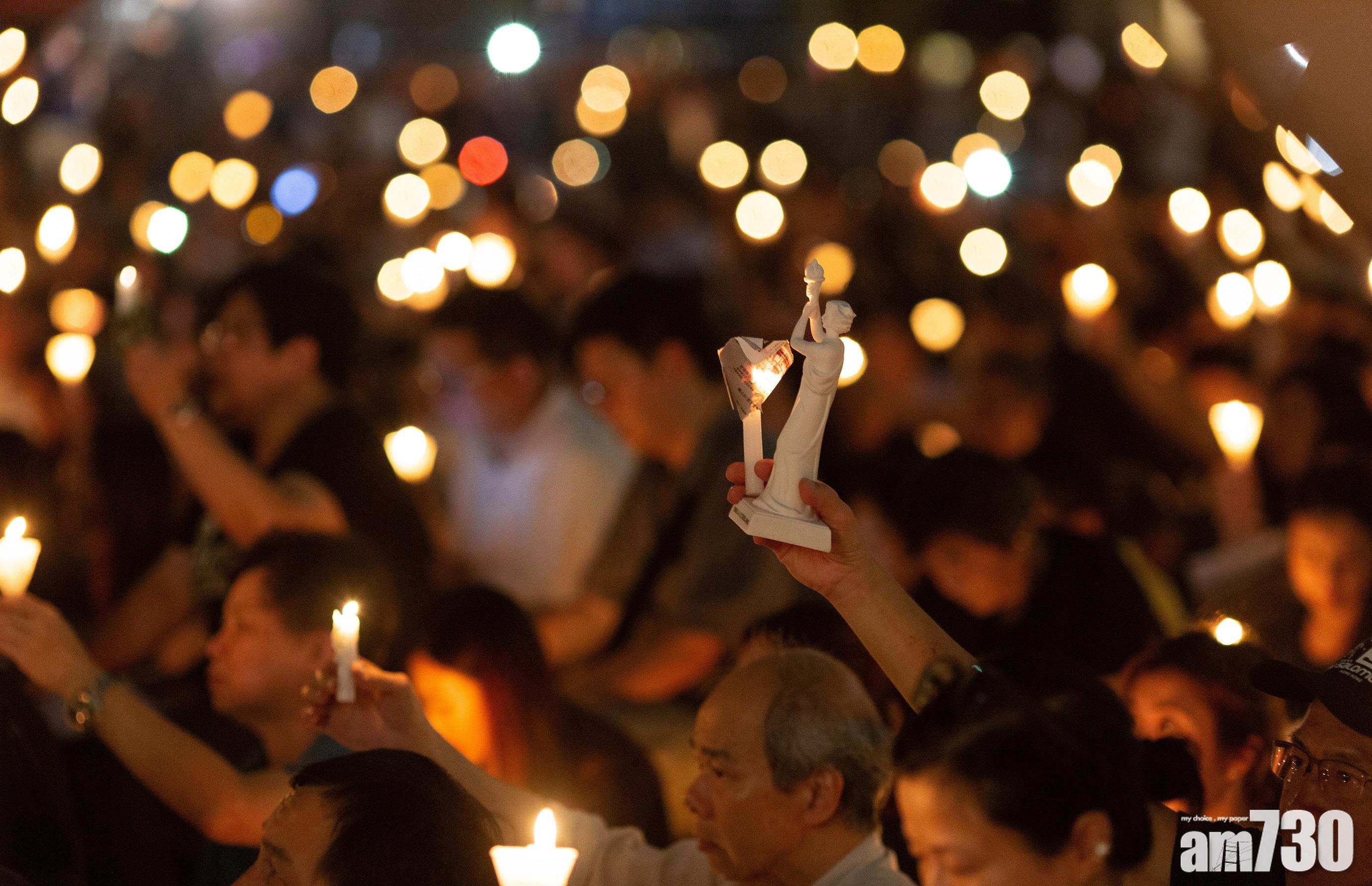 有與會者帶同民主女神像道具。(蘇文傑攝)