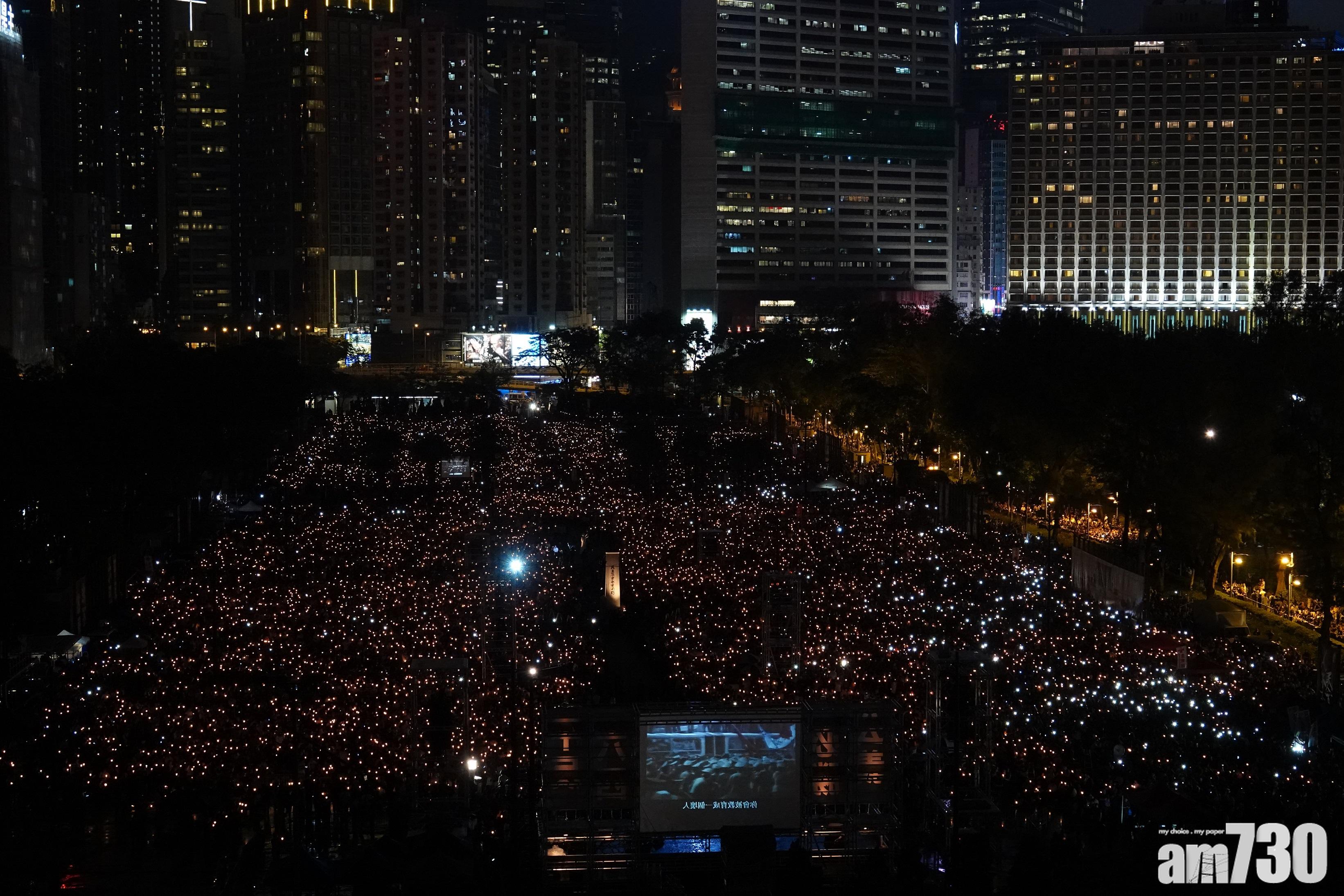 上空俯視維園一片燭光。(陳奕釗攝)