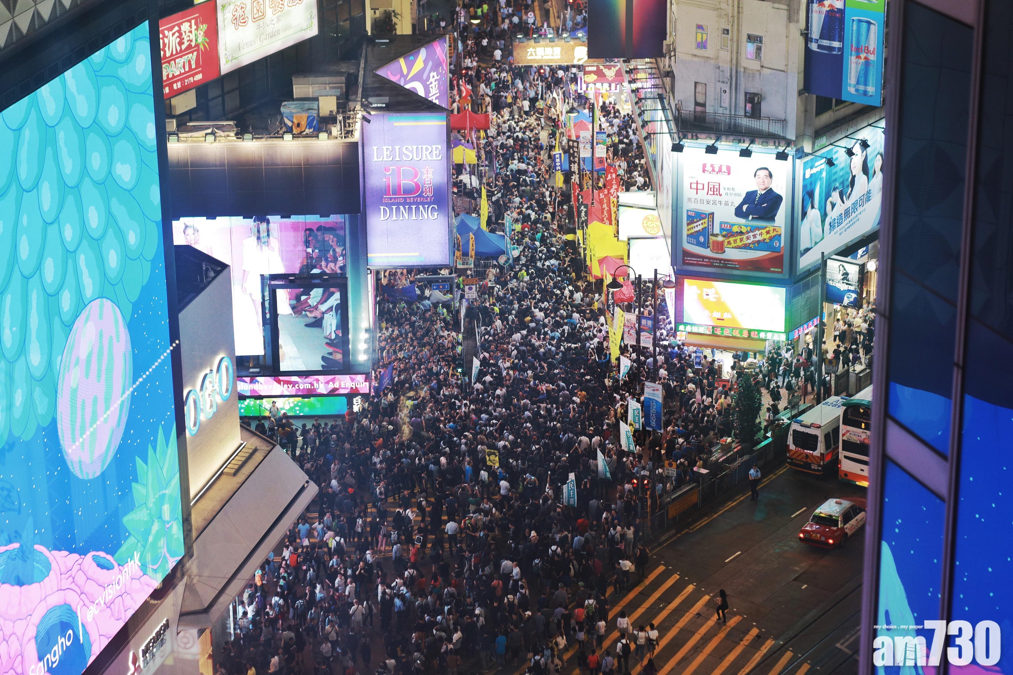 銅鑼灣充斥前往維園人潮。(莊振邦攝)