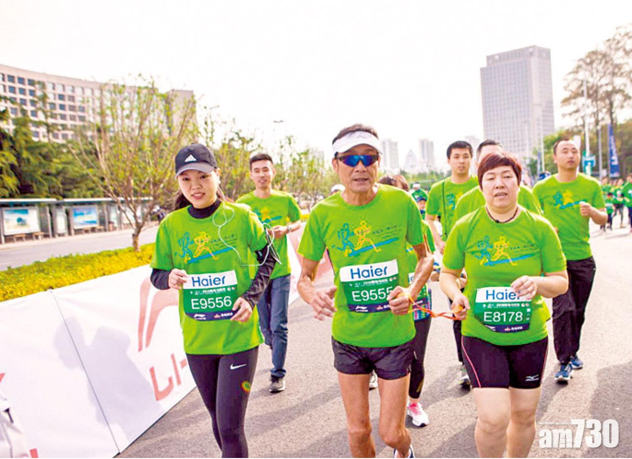 早前,梁家輝以領跑員身份與視障跑手參加青島馬拉松,與有障礙人士齊齊重投社區,呼籲更多義工加入領跑員行列。