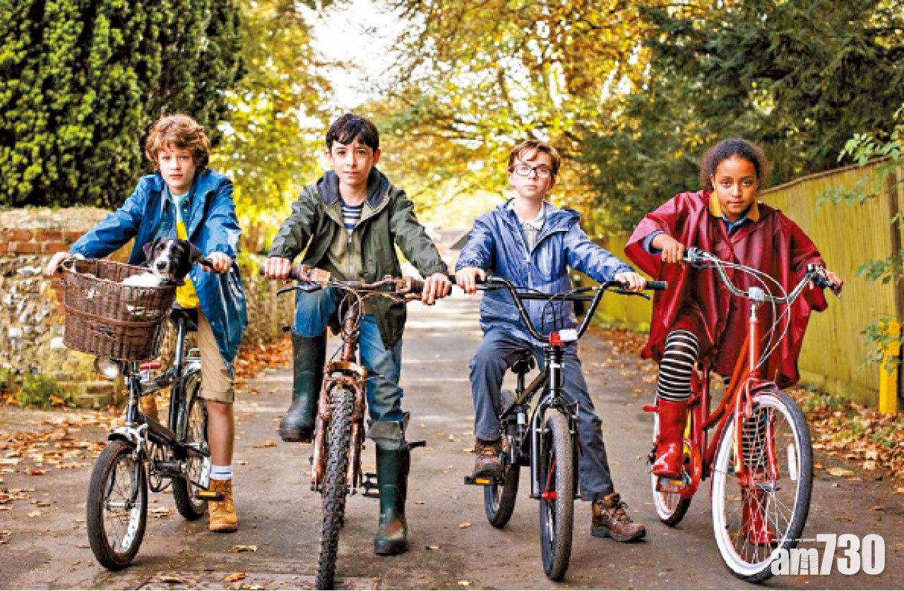 飾演敵基督的小孩Adam(左)與他的好友們。