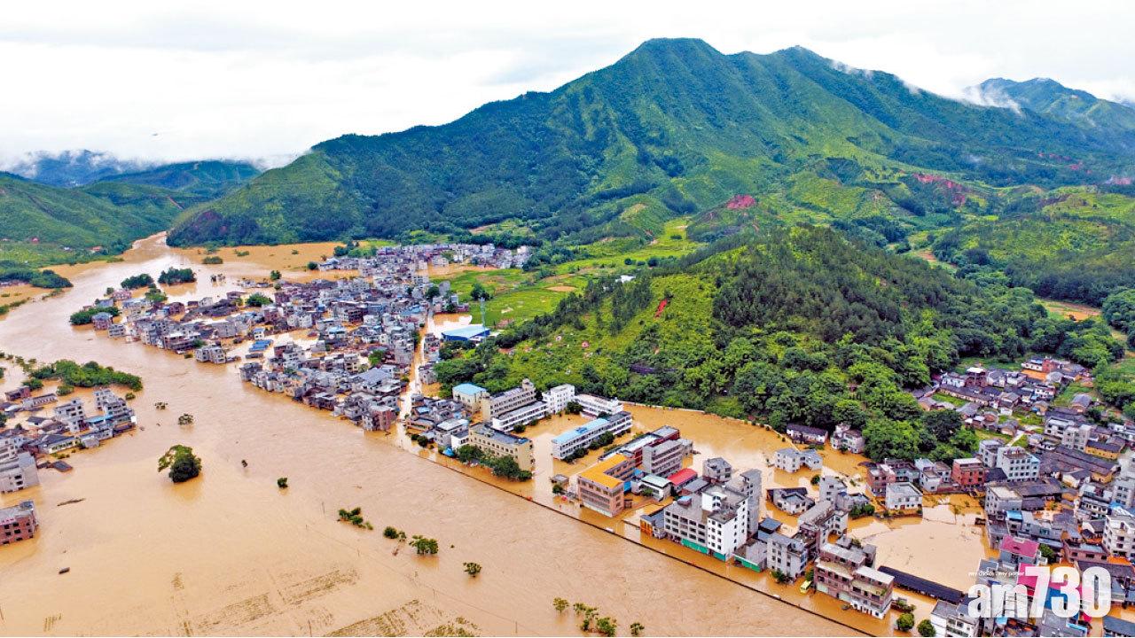 江西贛州龍南縣河水暴漲,淹浸岸邊民居。(中新社)