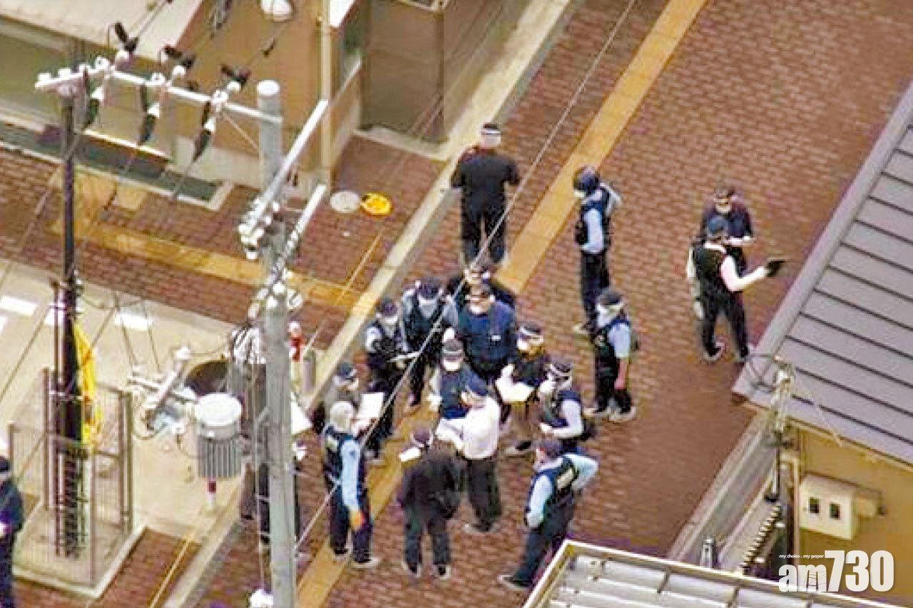大批警員在場搜證。
