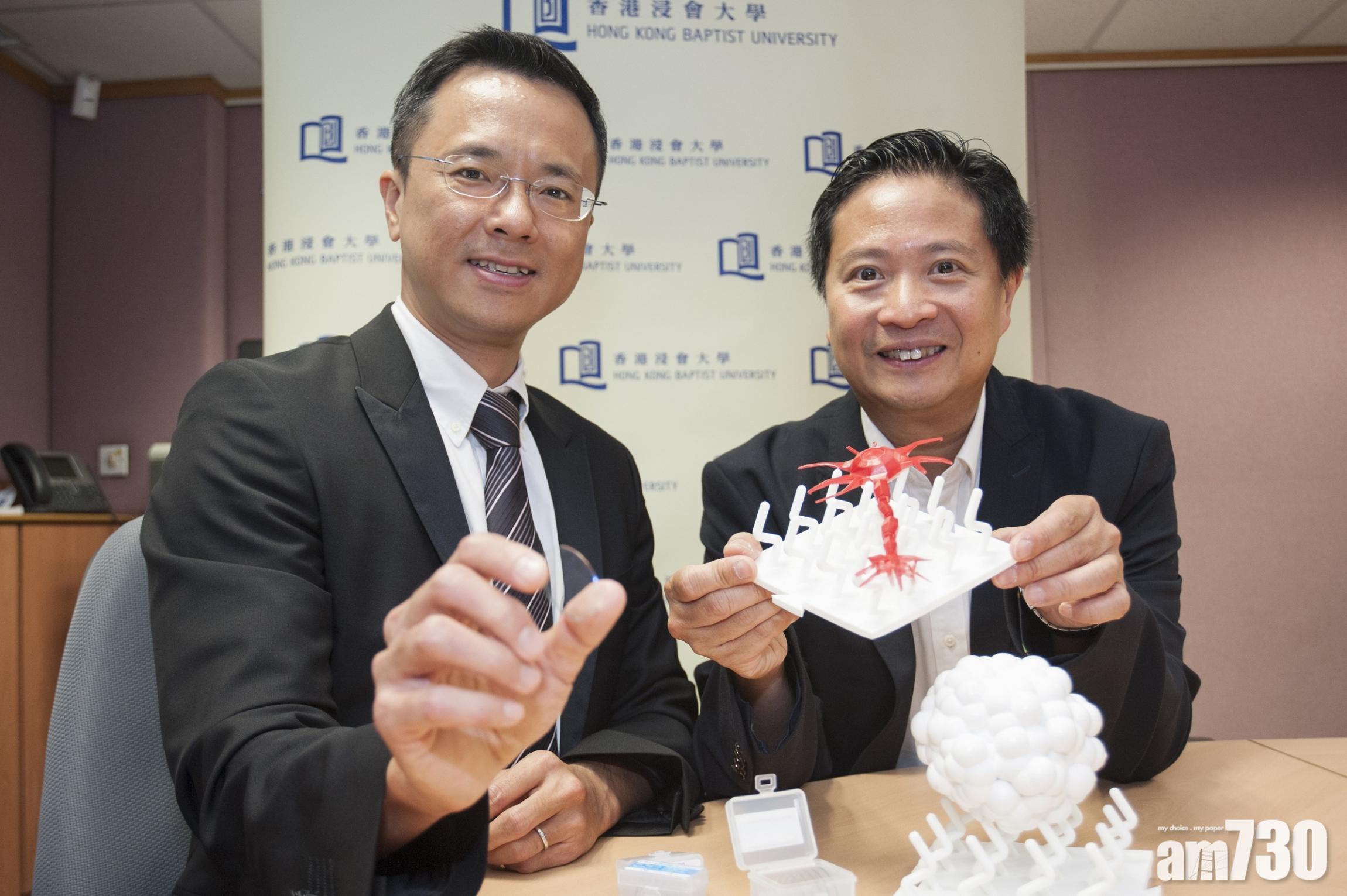 去年翁建霖教授(右)和物理系副教授黃陟峰博士(左)共同率領的研究團隊,發明了「幹細胞納米培養器材」。