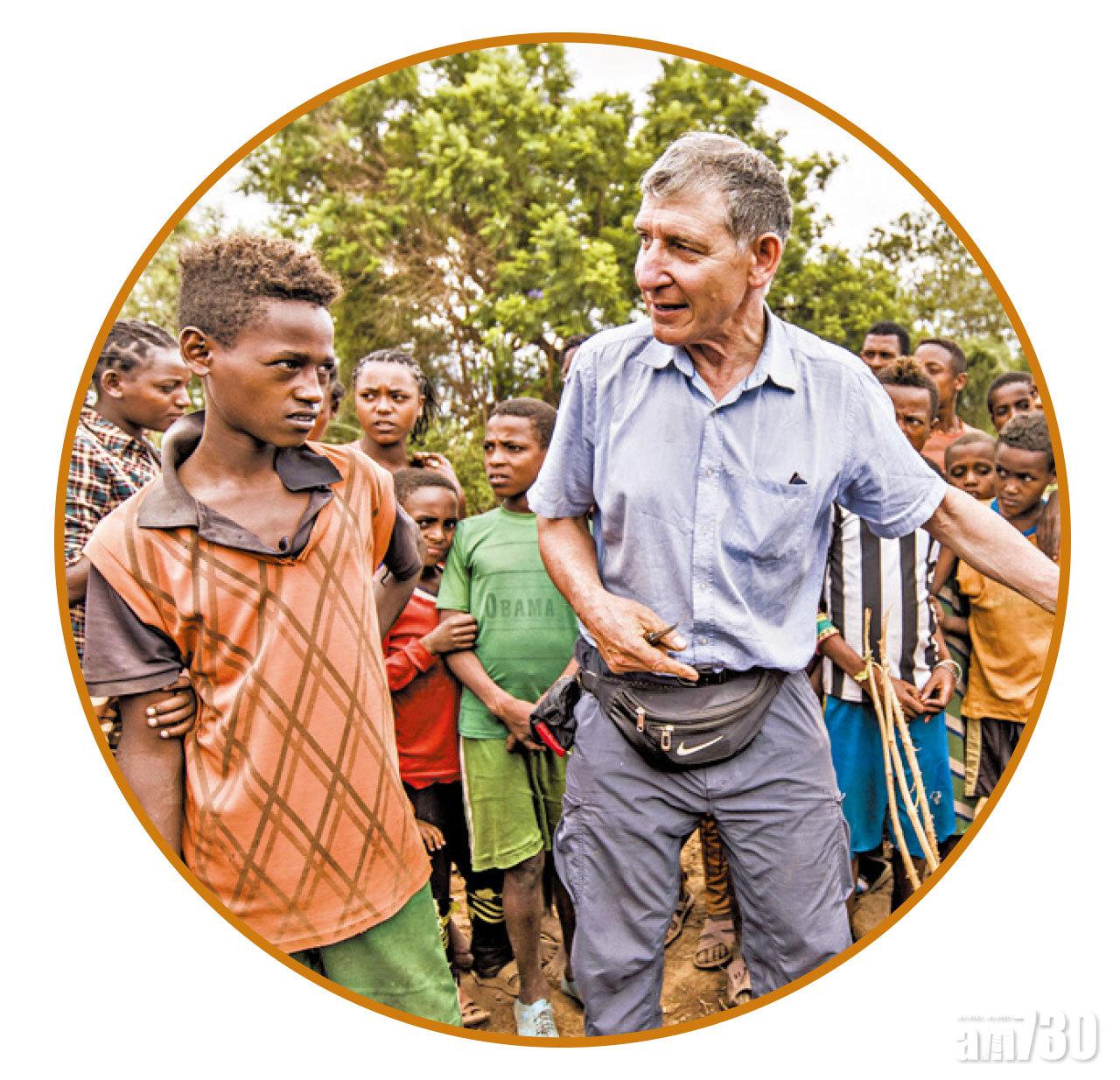 托尼里努多(右)一生致力以FMNR復收荒地,與樹木為友,與農民為伴,改變了很多窮人的生計。