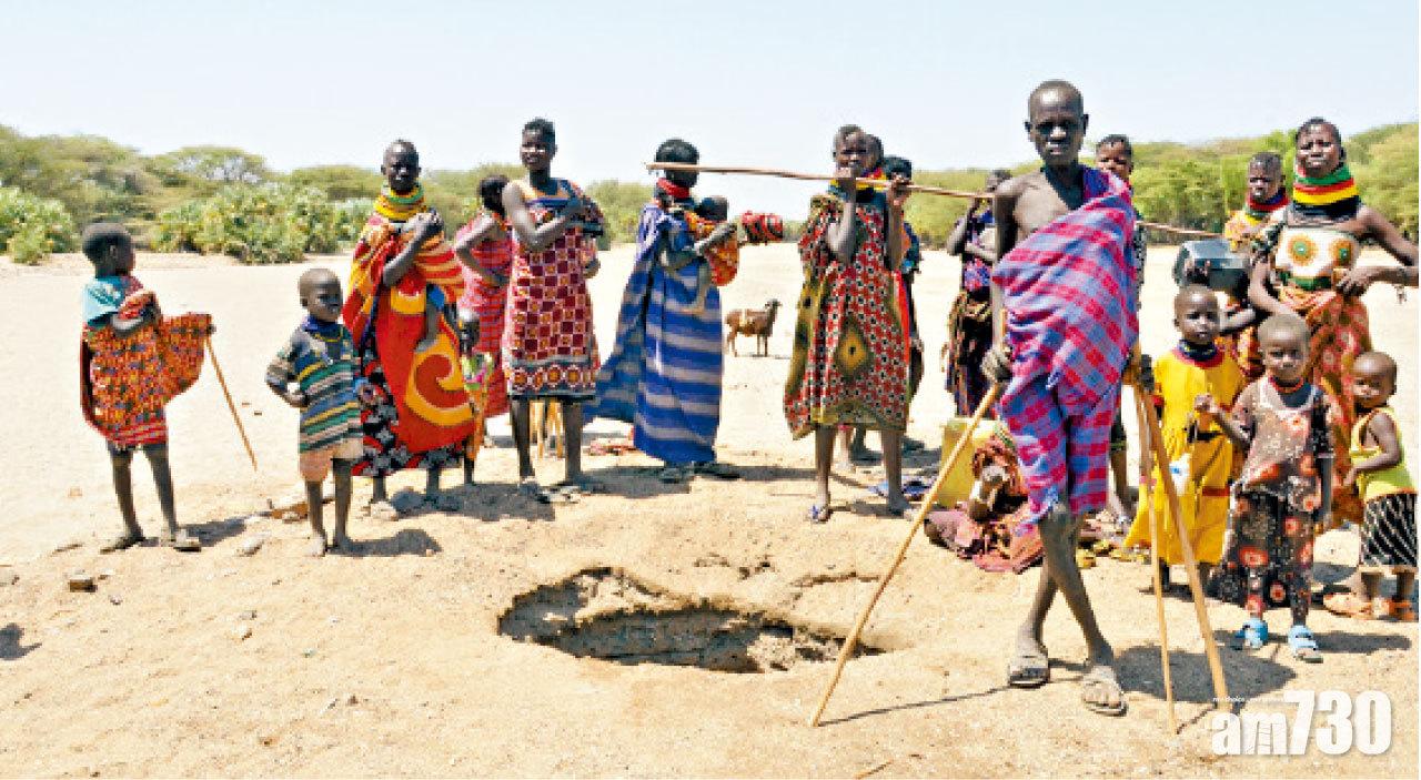 氣候變化和乾旱對旱地居民影響尤深,像這些肯尼亞婦女,每天兩次打水,河牀一個月後乾涸又要再覓水源。