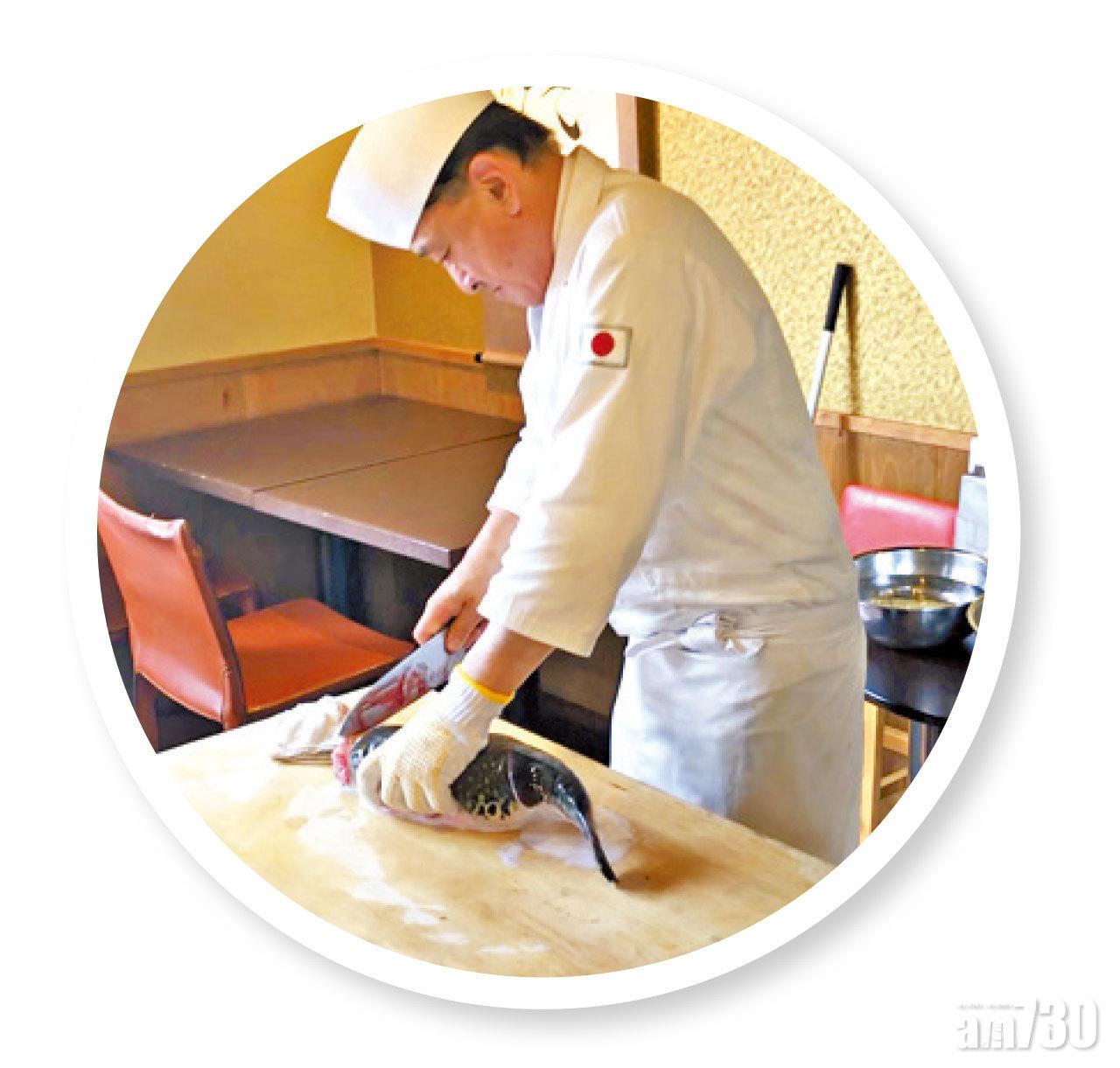 有55年歷史的浪花亭,會不定時在店內舉行河豚解體騷,刀工的美已是一大藝術。