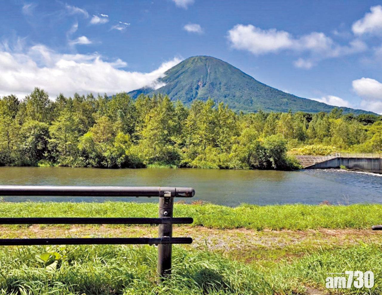 越來越多遊客夏天專誠往新雪谷。
