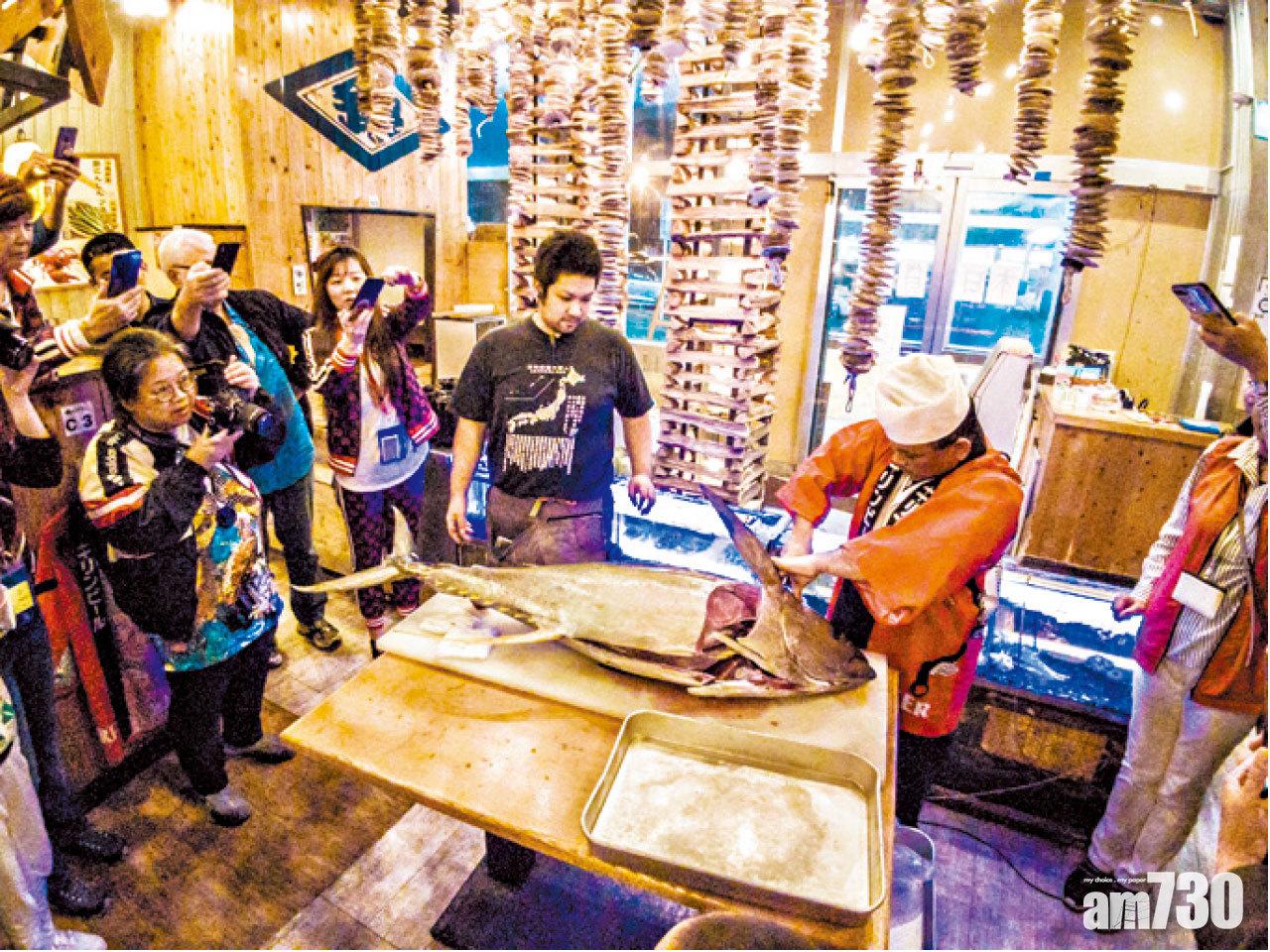 師傅手起刀落瞬間便將整條吞拿魚解體,即切即食夠新鮮。