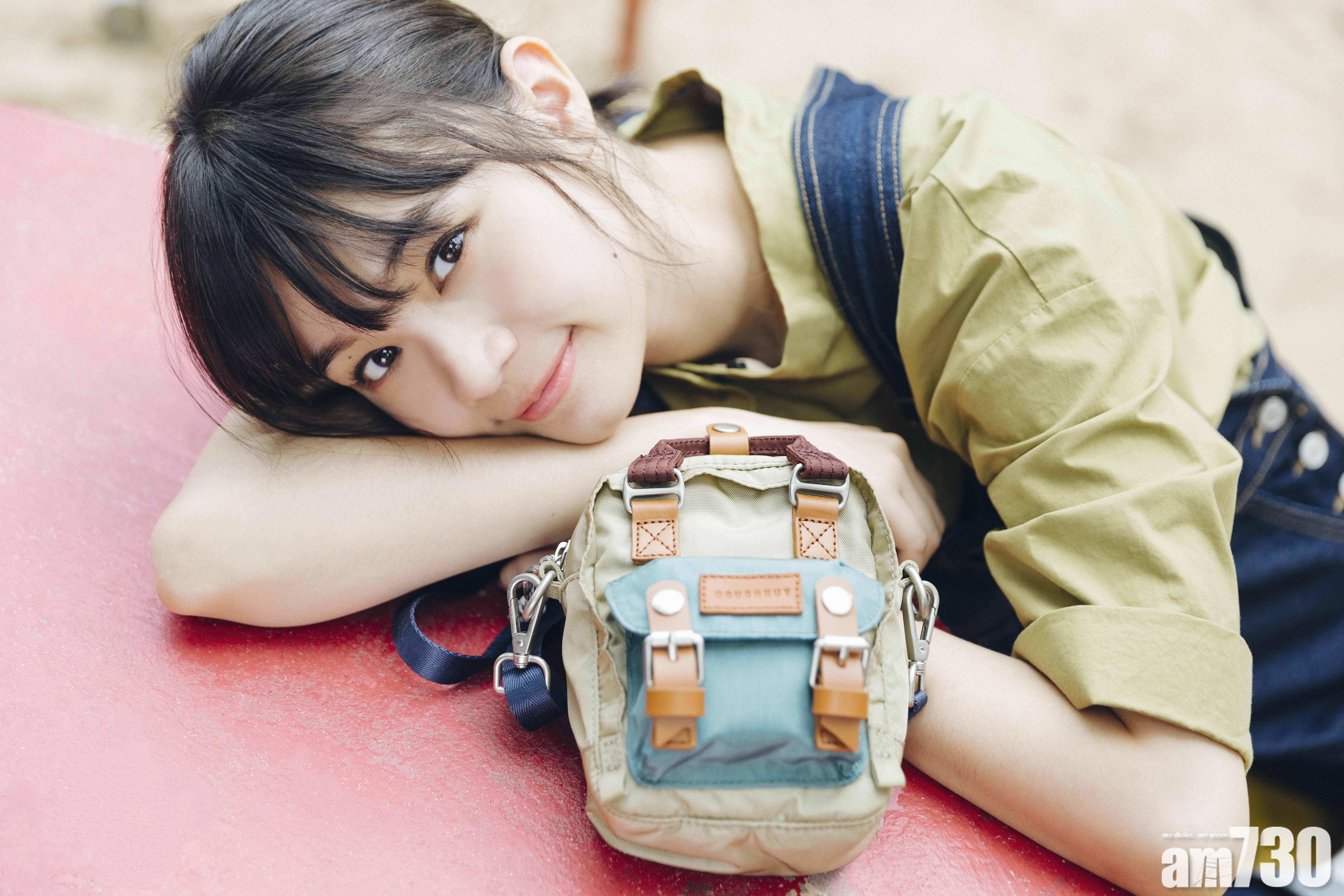 Macaroon Tiny Glossy Blocking Series迷你斜背包,精緻小巧的設計相當百搭。$290